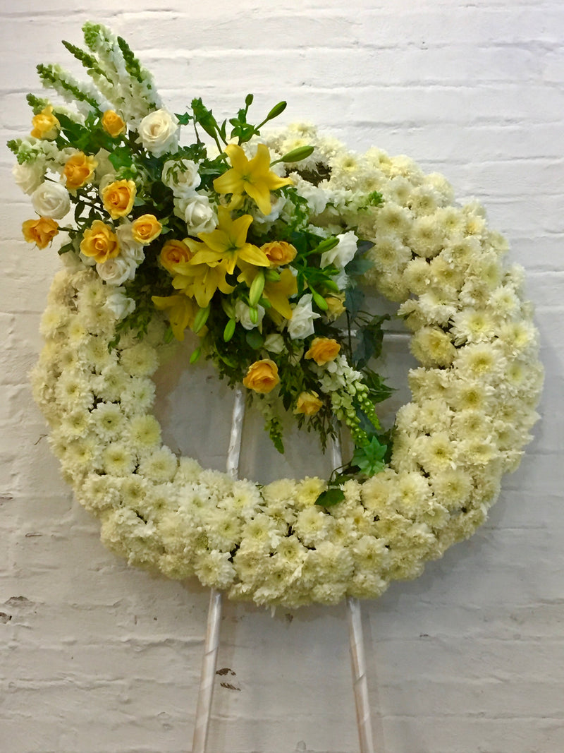 Eternidad, corona de flores blancas combinado con flores amarillas – La  Violetera