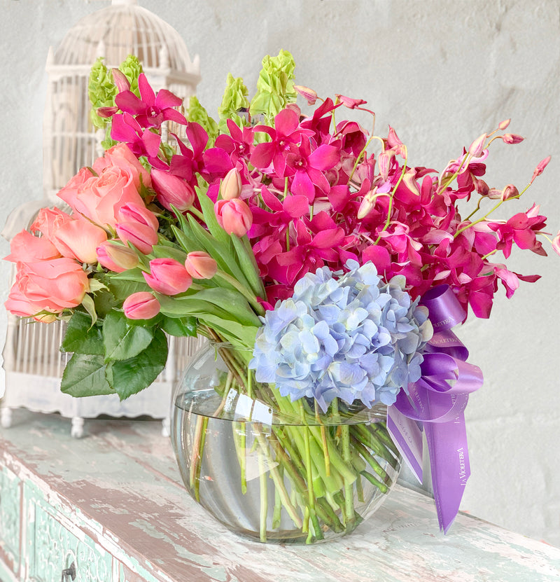 Margaret, arreglo floral con tulipanes, orquídeas y rosas. – La Violetera