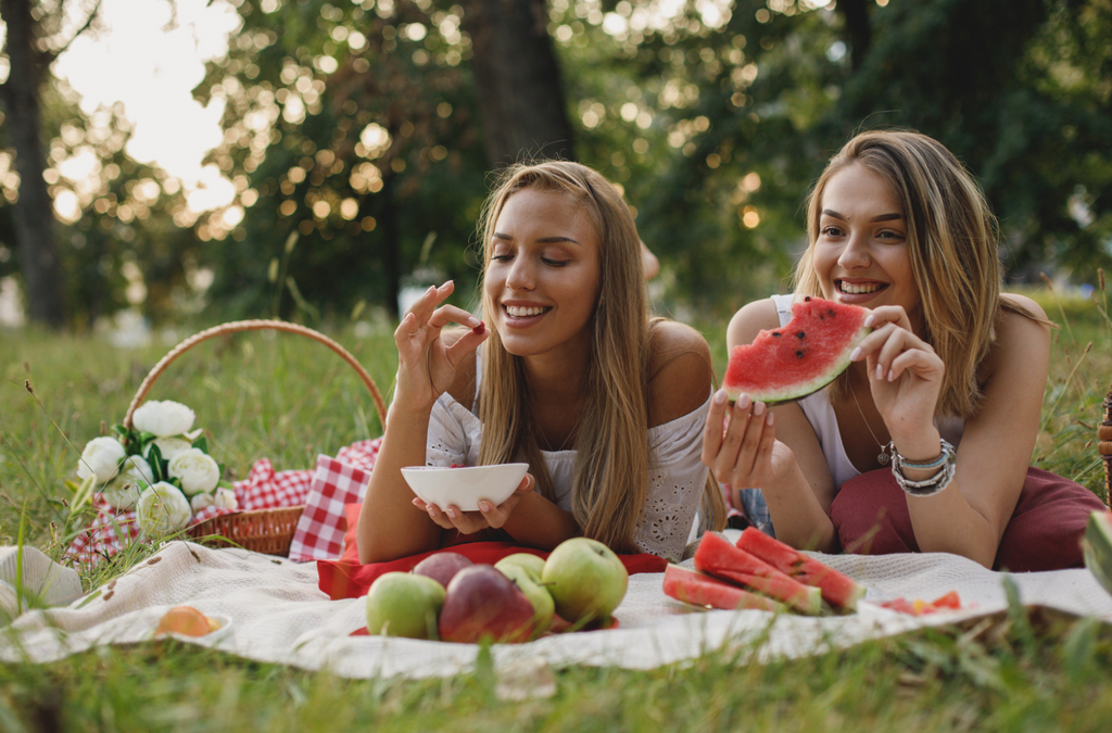 women eating fruits