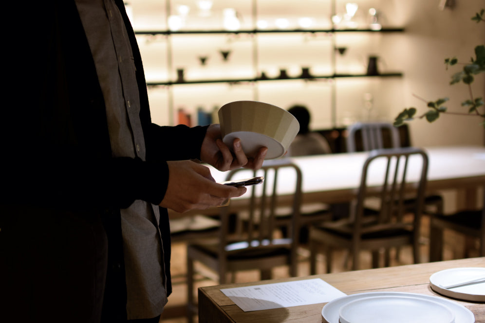 Examining KINTO ALFRESCO bowl 