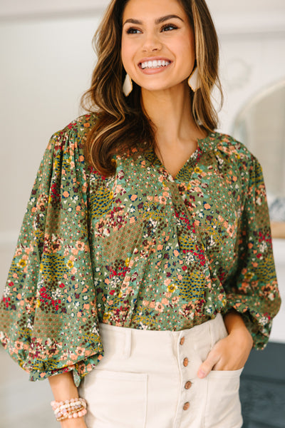 https://cdn.shopify.com/s/files/1/0028/1945/7082/files/110975.Places-To-Go-Olive-Green-Ditsy-Floral-Blouse.7122102550586__copy_4_400x.jpg?v=1700668815