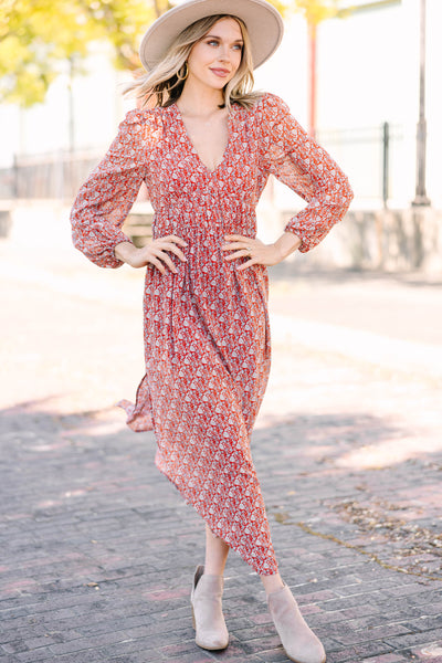 I'm absolutely loving this cream-colored maxi dress with its flowy layers.  Not only is it incredibly comfortable, but it also has a touch…