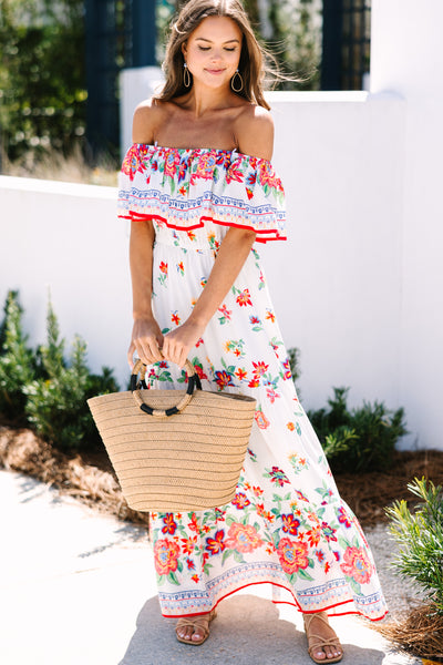 I'm absolutely loving this cream-colored maxi dress with its flowy layers.  Not only is it incredibly comfortable, but it also has a touch…