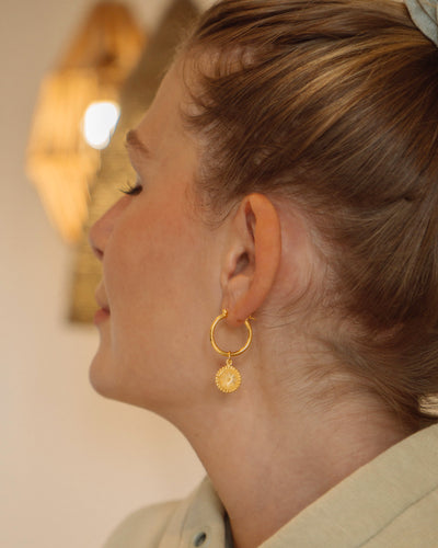 Handgemachte Ohrringe mit Sonnenanhänger | 925 Silber - 3 Mikron Vergoldung | Fair und umweltschonend auf Bali handgefertigt | VERLAN Jewellery | Fairfashion | Kreolen 