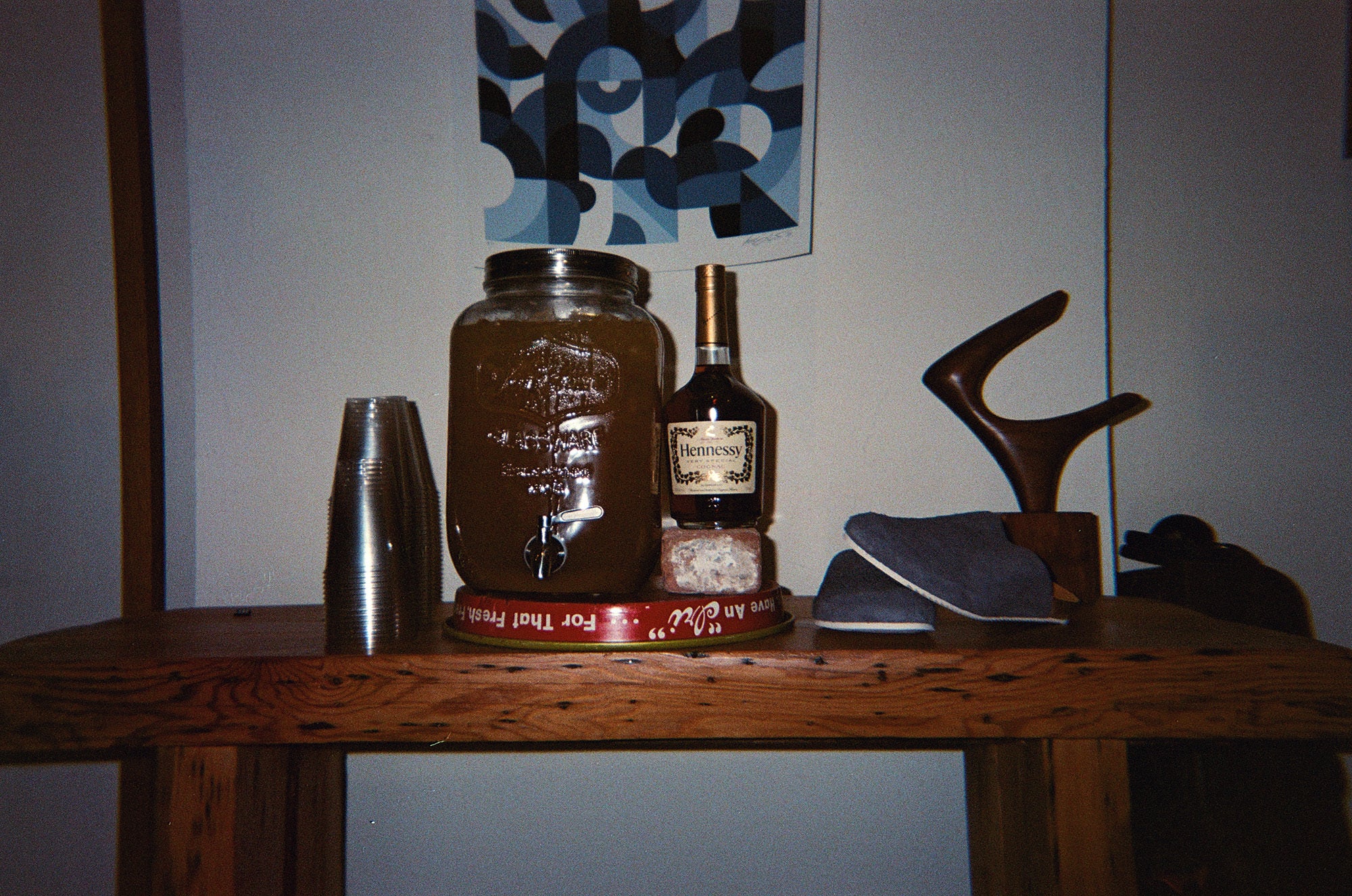 A photo of hennessy and blue mules on a wooden table