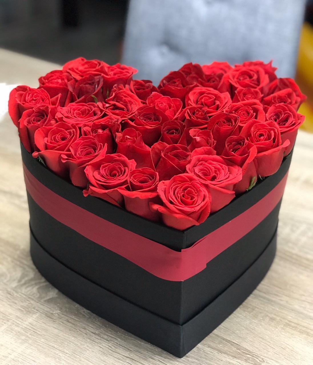 Hermoso corazón de rosas rojas – Flores En Medellín