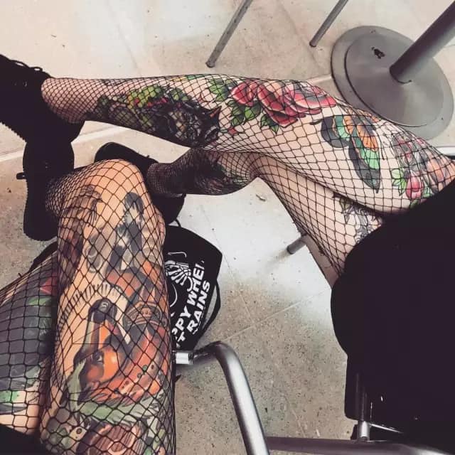 sexy tattooed women 