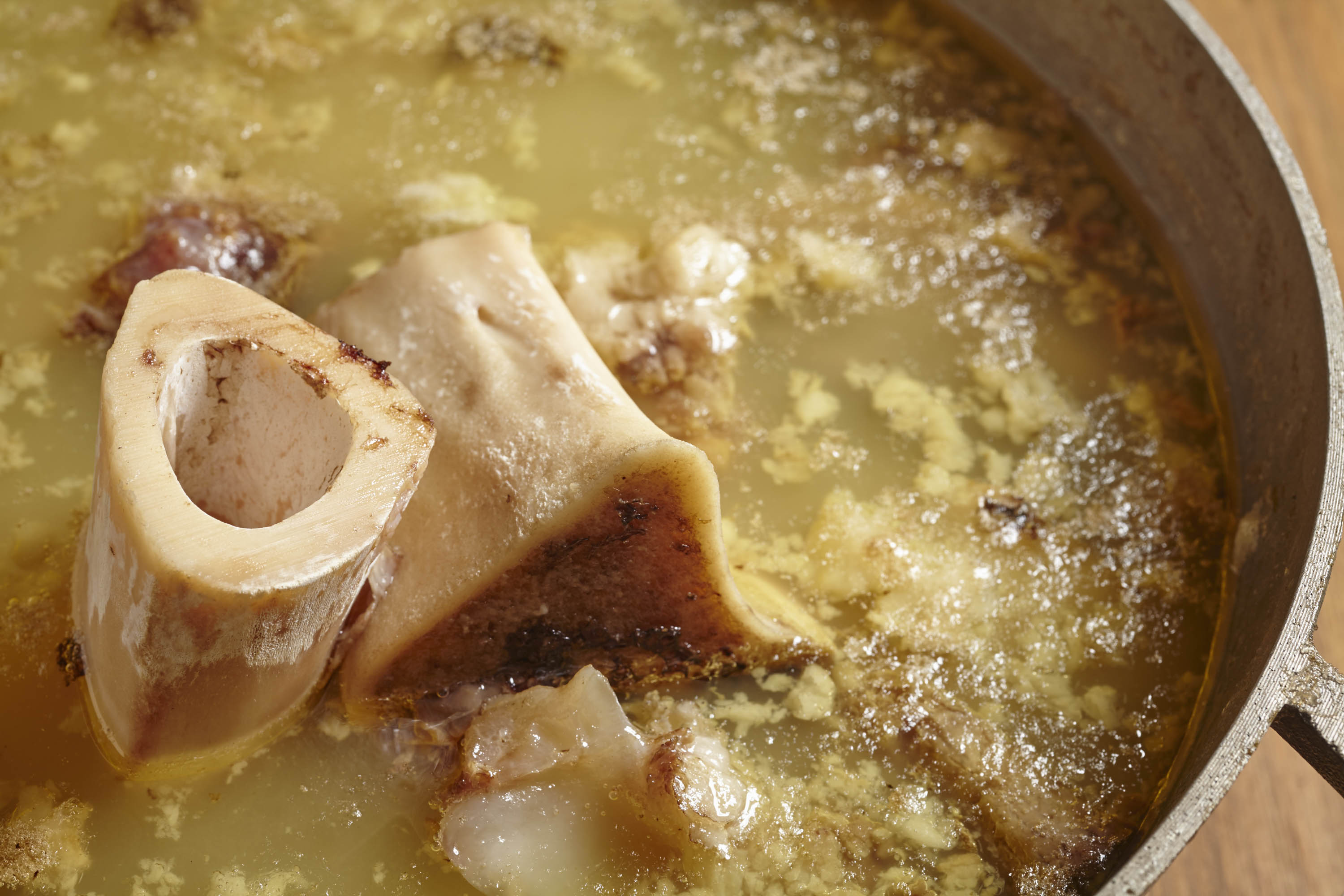 Почему жир в супе располагается на поверхности. Костный бульон. Мясокостный бульон. Костный бульон говяжий. Костный суп.