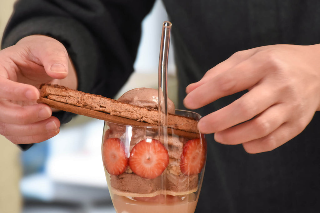 果実とチョコレートのパフェ -苺-の盛り付けしている様子