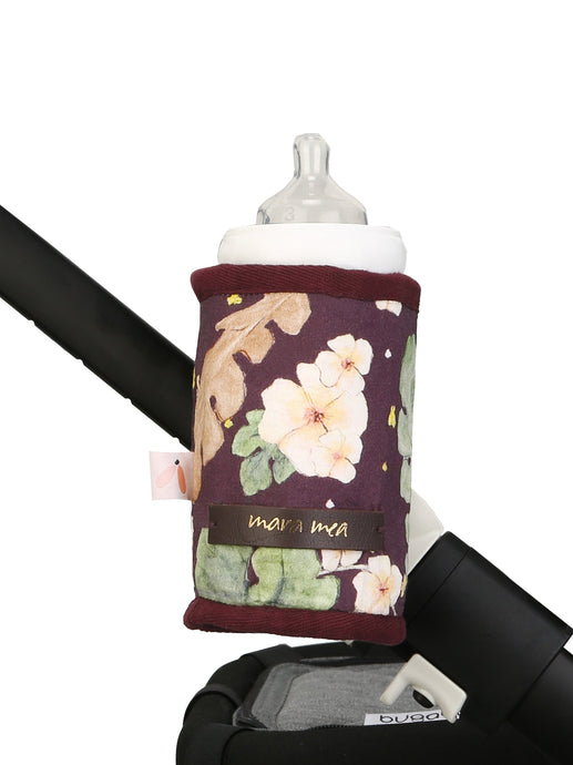 Der Flaschenhalter foggy coast in aubergine von mara mea hält deine Babyflasche sicher am Kinderwagen fest.