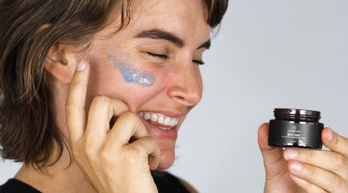 girl applying withSimplicity Blue Dew Facial Moisturizer