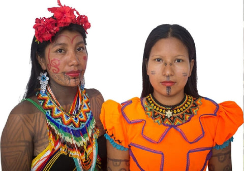 Mujeres Embera con San Joaquines y maquilladas