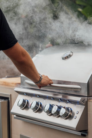 The Sizzler Grill: close the lid to reduce airflow and flare-ups