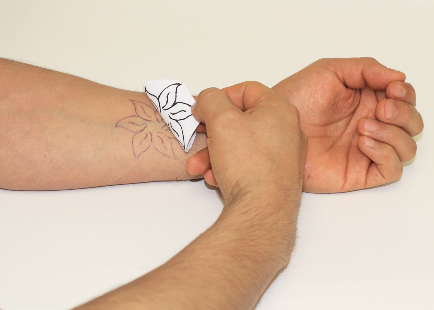 Как приклеить на руку татуировку для детей