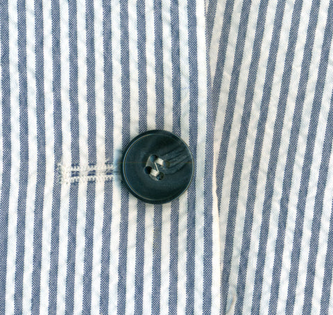 Blue and white seersucker (Deutsch: Detail eines Seersucker-Anzugs. 2-D-Scan)