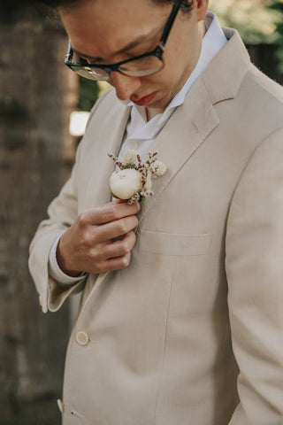 confirm security of the boutonniere