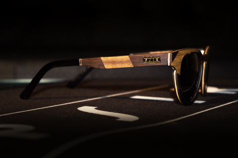 lunettes en bois dans le noir psir