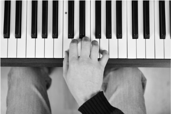 10 techniques to help you play piano songs like a professional pianist