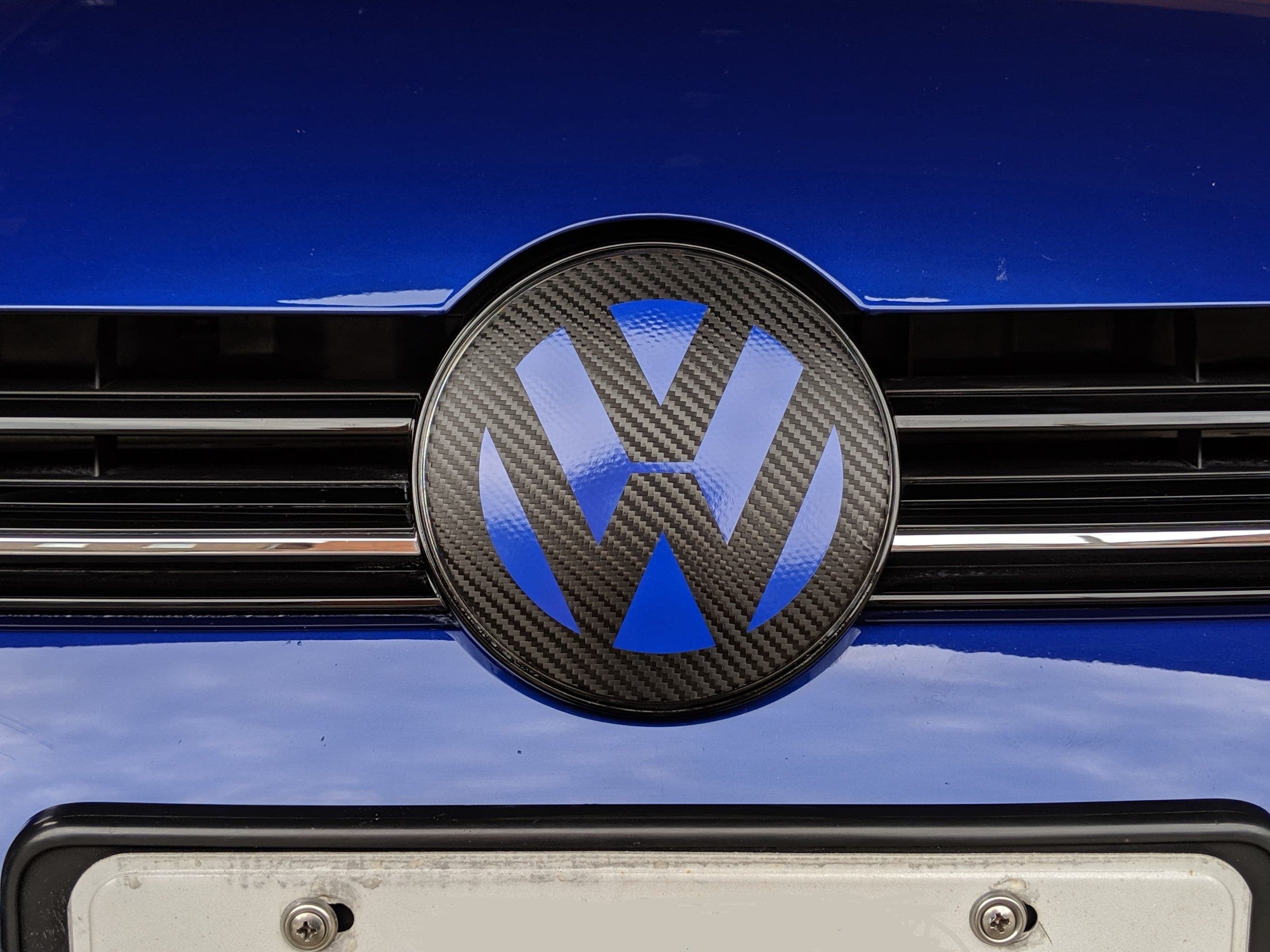 VW - MK7.5 - Golf - Front Smooth 3pc VW Emblem Overlay – Badgeskins