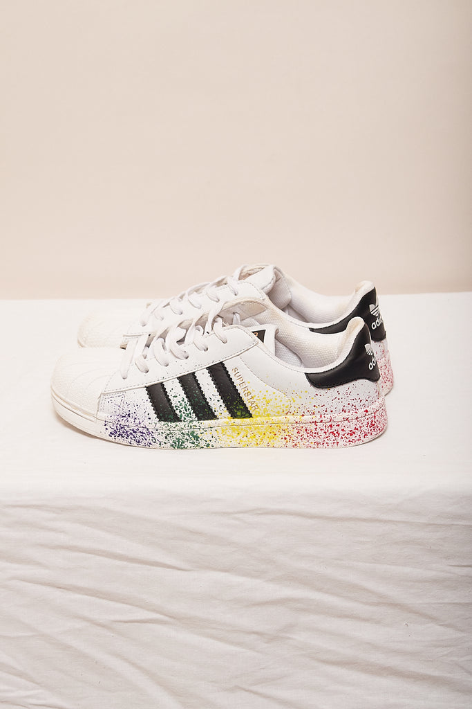 Zapatillas Adidas con pintura – · & Vintage