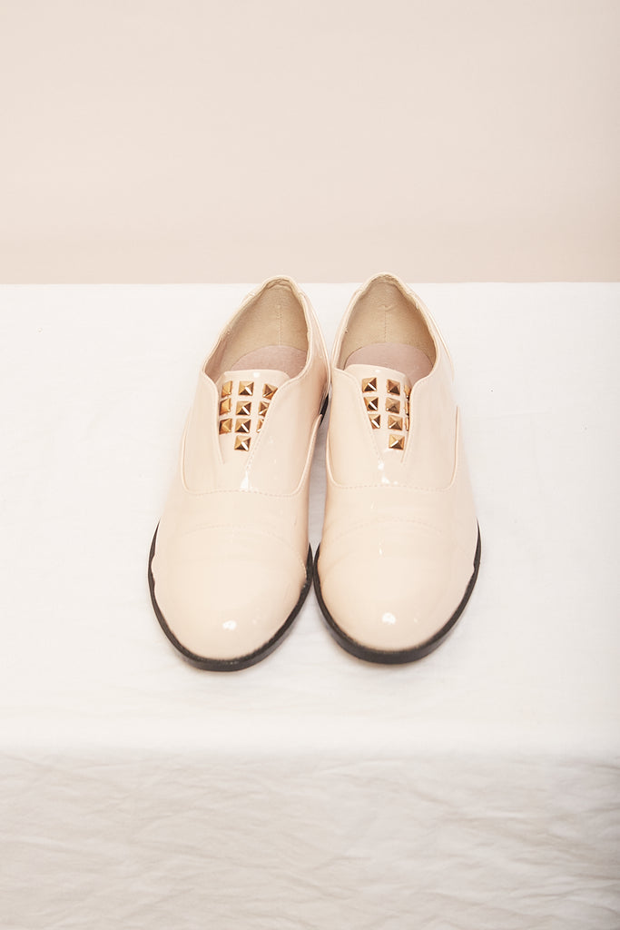 Zapato acharolado con tachuelas doradas – Carousel · Secondhand & Vintage