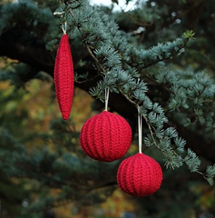 Decorating this Holiday Season by Knitting Your Own Christmas Ornaments