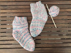 Free Cozy Sock Patterns for the Fall Months | cottage socks knitting pattern