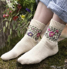 Free Cozy Sock Patterns for the Fall Months | Flower floral socks free pattern