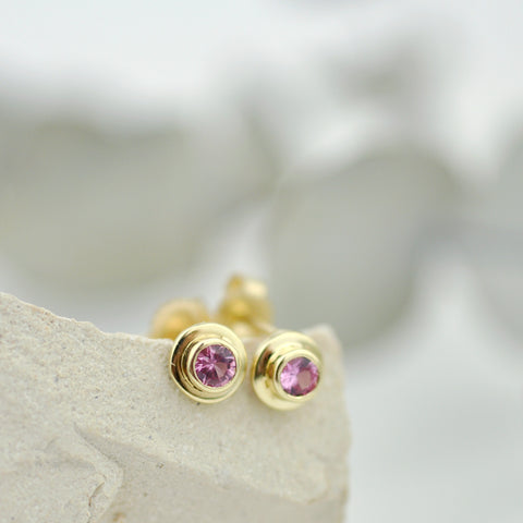 Pink sapphire 14 kt yellow gold small stud earrings circle