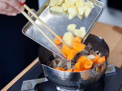 Cortar las verduras y ponerlas en una sartén para curry.