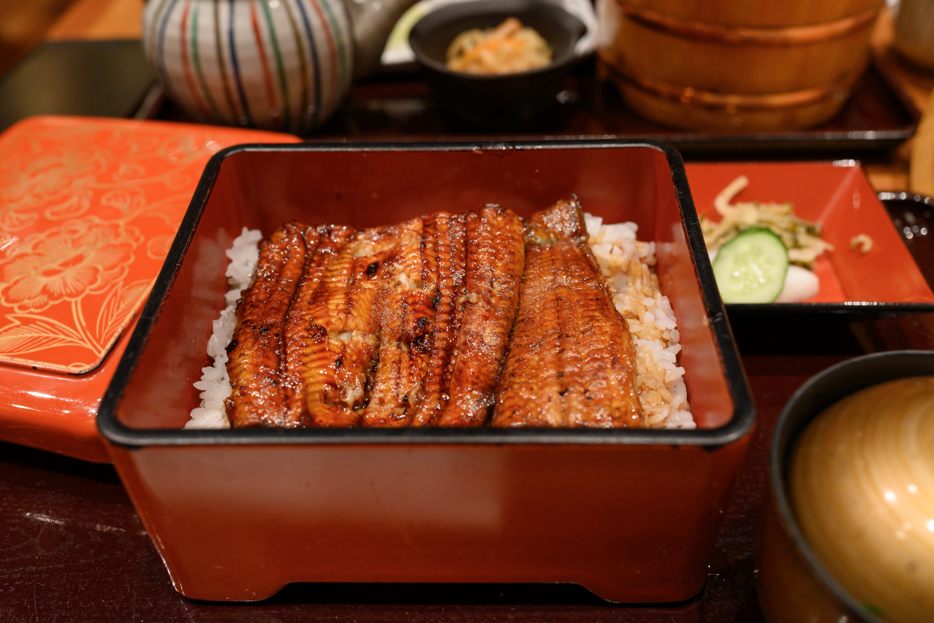 Unaju: anguila sobre arroz servida en una caja lacada