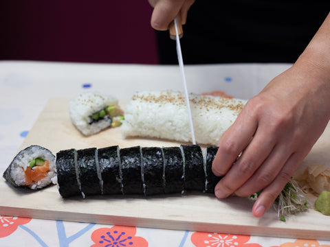 Affettare i rotoli di sushi