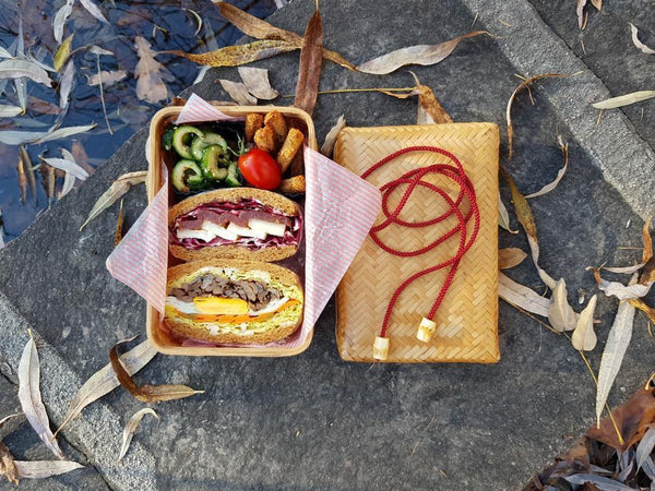 Sándwich en una caja bento de bambú