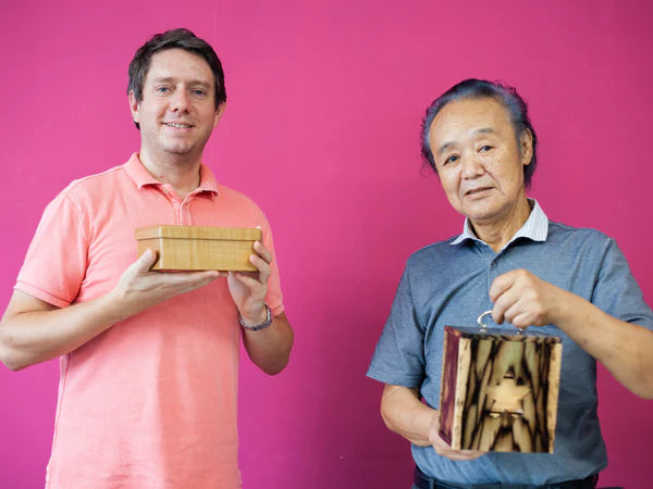 Thomas y Hasehira-san, un maestro artesano que fabrica nuestras cajas bento Miyama