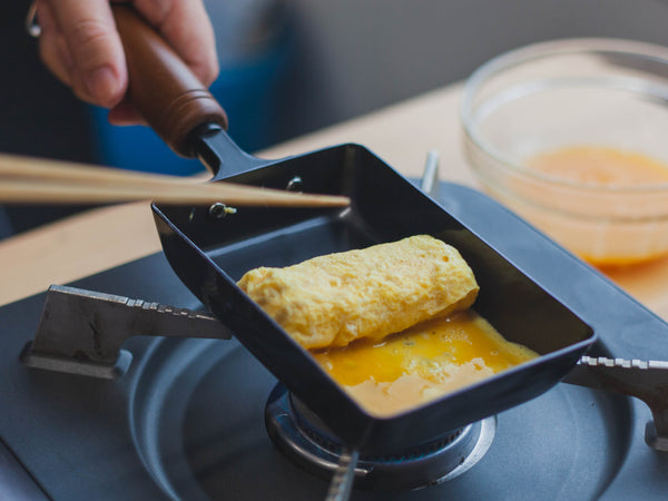 Japanisches Tamagoyaki-Omelett wird in einer Tamagoyaki-Pfanne zubereitet