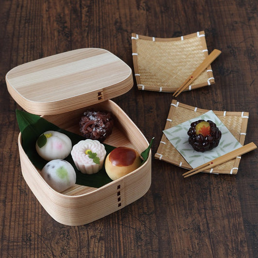 Wappa Bento, Japanese Lunch Box made with Round shaped Wooden Plate,  Shinoda-maki Stock Photo - Alamy