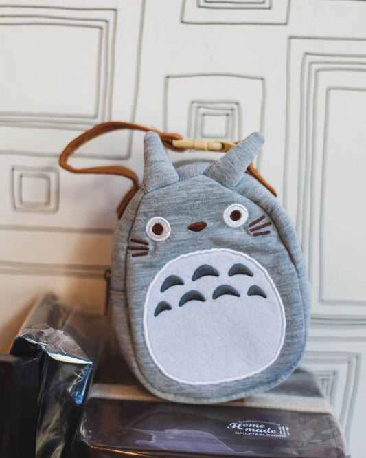 https://cdn.shopify.com/s/files/1/0029/8962/products/414428-Totoro-bag02_980f7a84-d908-4338-948b-c0ca0999790a.jpg?v=1638944926&width=533