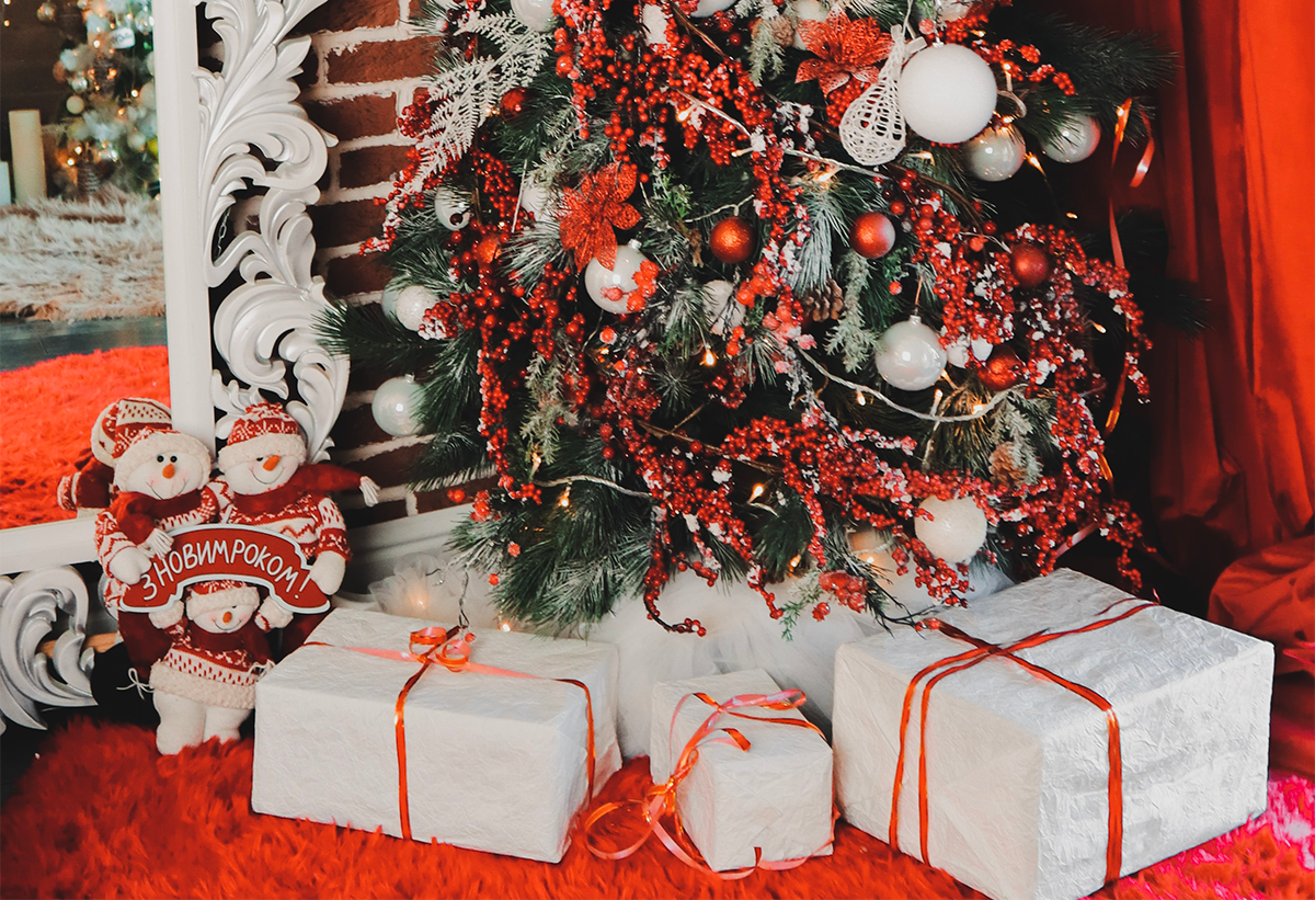 Esistono tante soluzioni per coprire la base del tuo albero di Natale artificiale