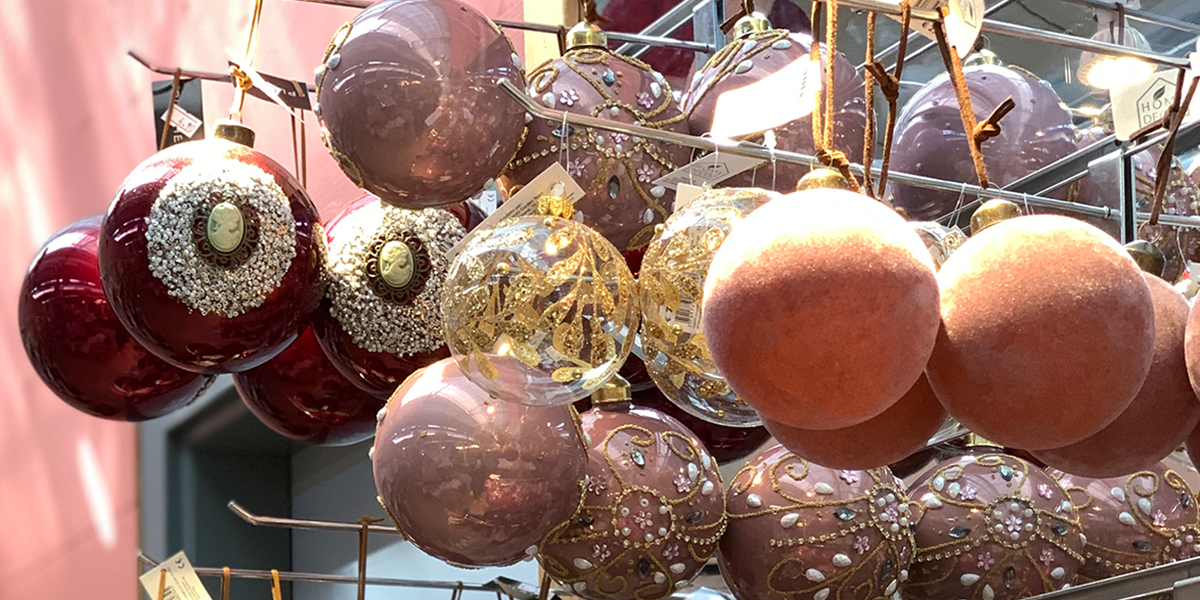 Rosa, oro, pellicce finte, decorazioni barocche e personaggi da fiaba: ecco la tendenza Cocoon per il Natale 2020