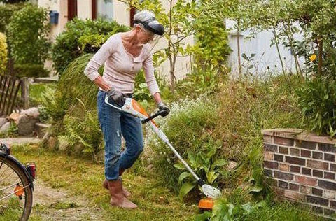 Attrezzi da giardino: decespugliatore a batteria