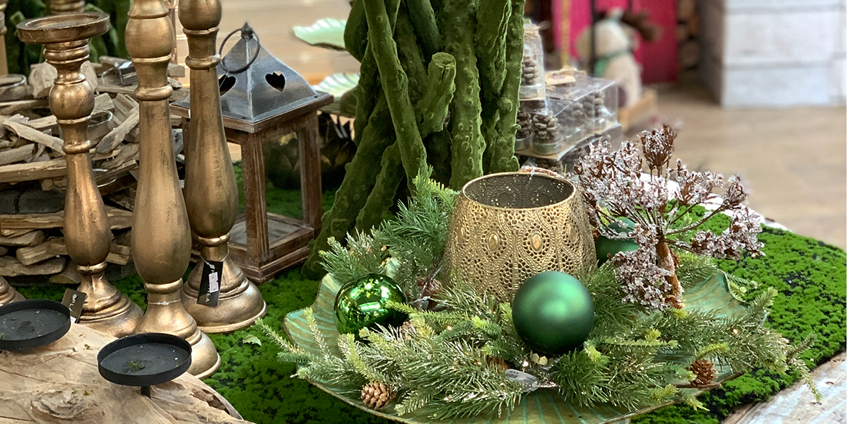 Tutte le tonalità del bosco, legno scuro e simpatici animaletti ad animare la tendenza più naturale per le decorazioni di questo Natale 2020