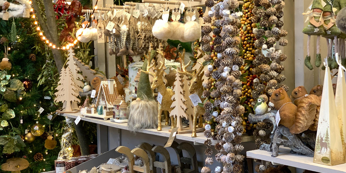 Vaniglia e caramello, oro e legno chiaro: ecco la tendenza più hygge di questo Natale 2020