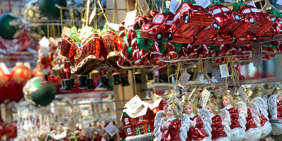 Rosso e verdone, tartan e velluto: sono questi i must-have delle decorazioni di Natale più tradizionali