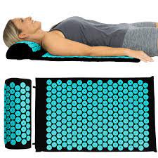 Using an acupressure mat 