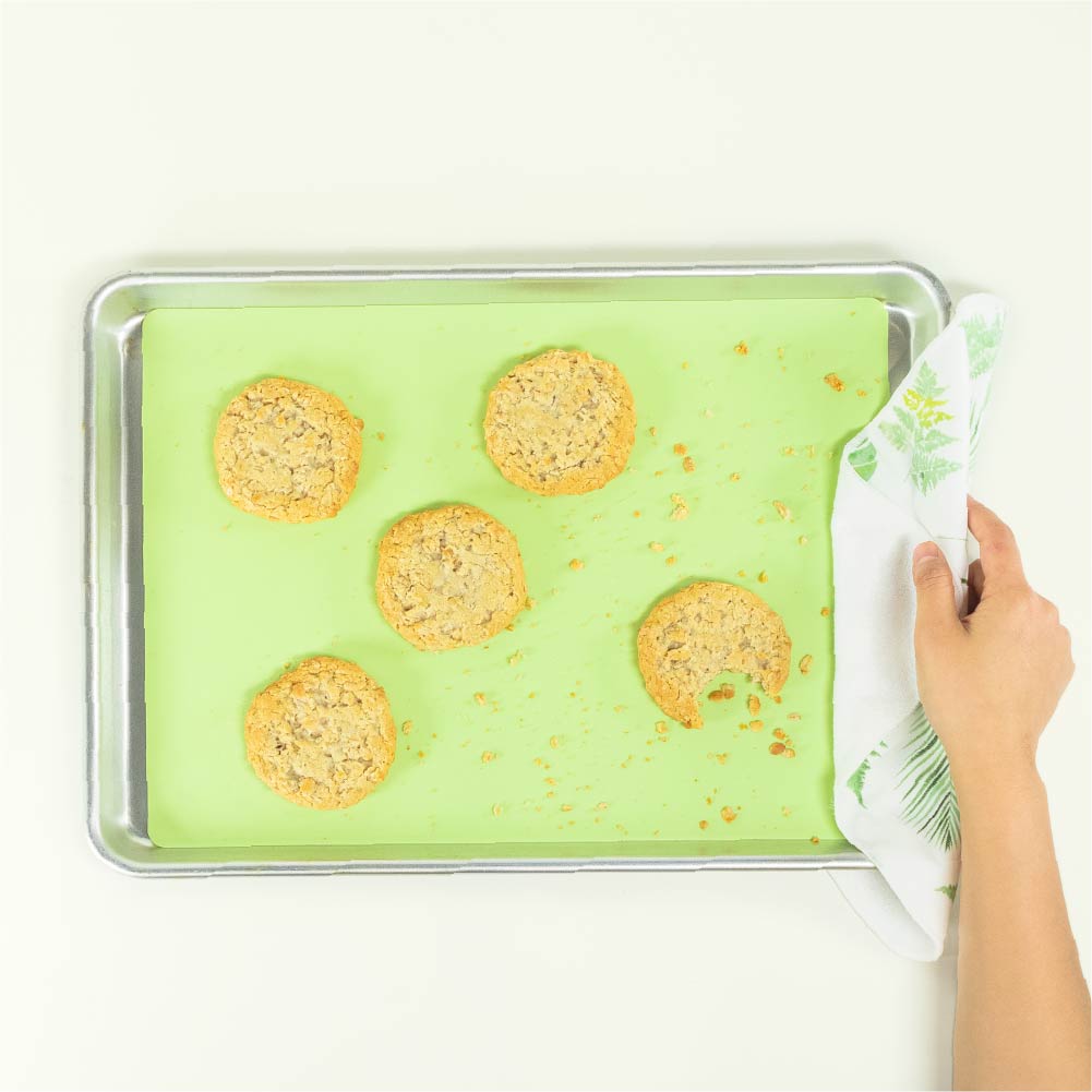 https://cdn.shopify.com/s/files/1/0030/2333/9618/products/handmade-cookie-towel-green-reusable-silicone-baking-mat-liner-1000x1000_1024x1024.jpg?v=1643983586