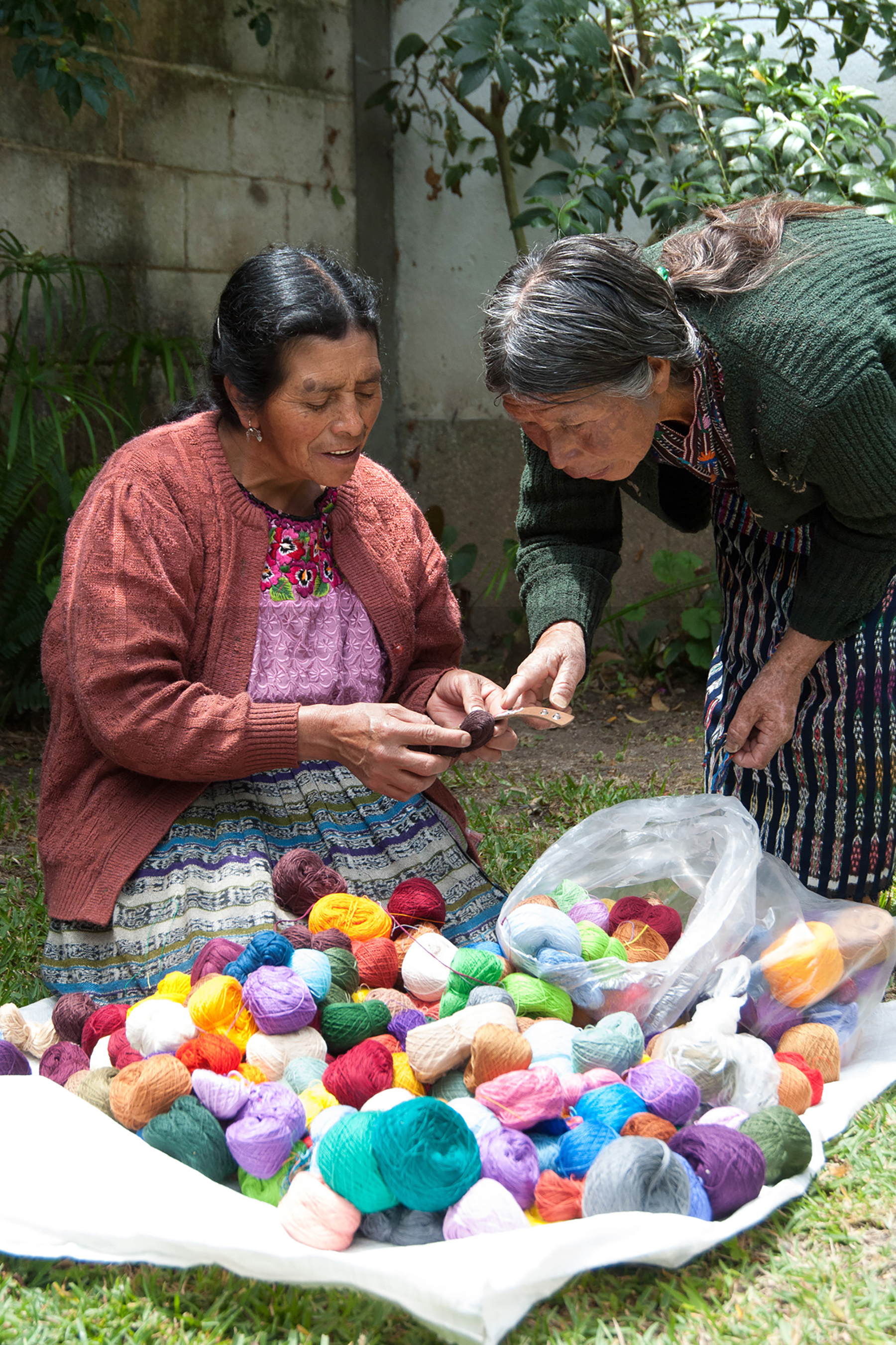 Mayan women selecting yarn for the cintas
