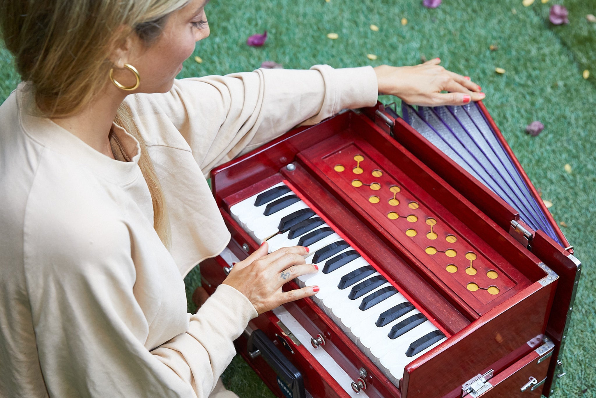 Shayna Hiller playing the keyboard