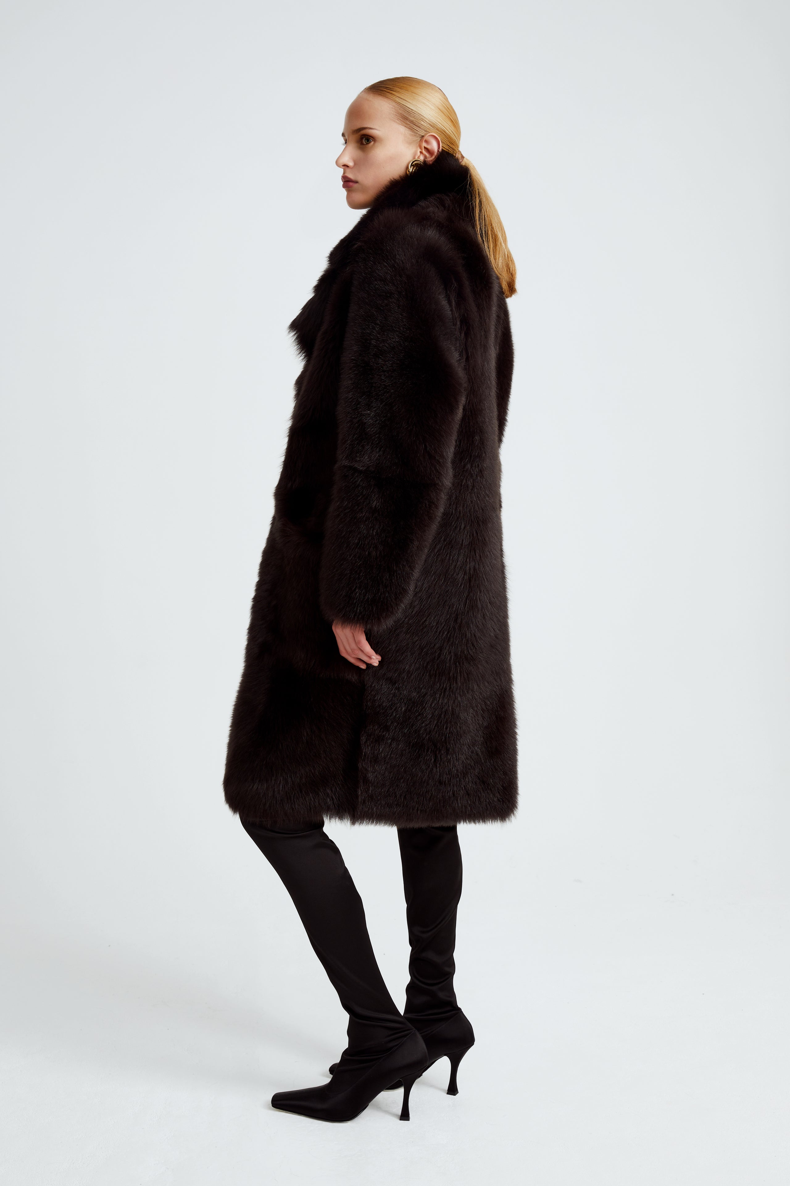 Model is wearing the Evita Chocolat Fondant Après-Ski Shearling Coat Side