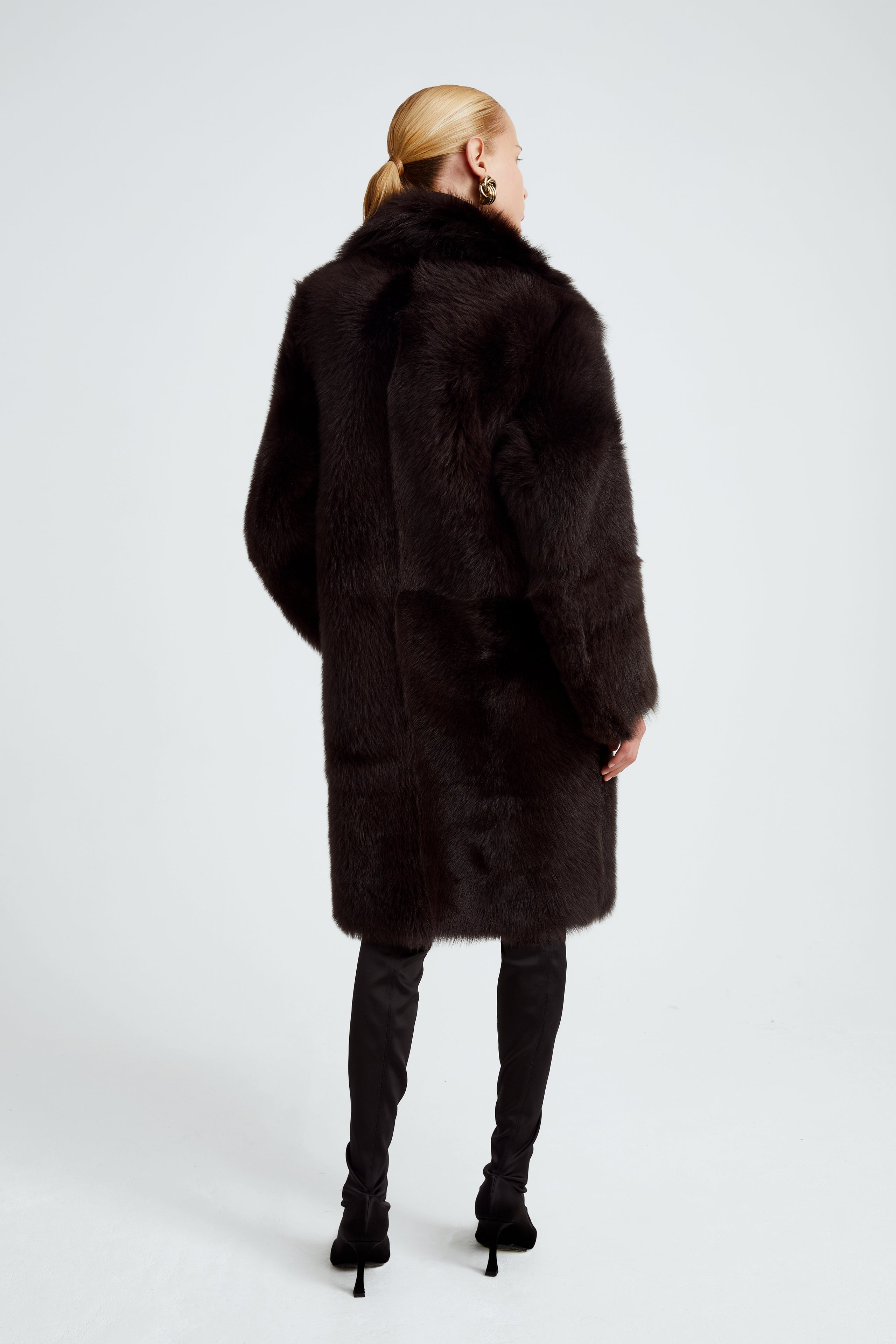 Model is wearing the Evita Chocolat Fondant Après-Ski Shearling Coat Back