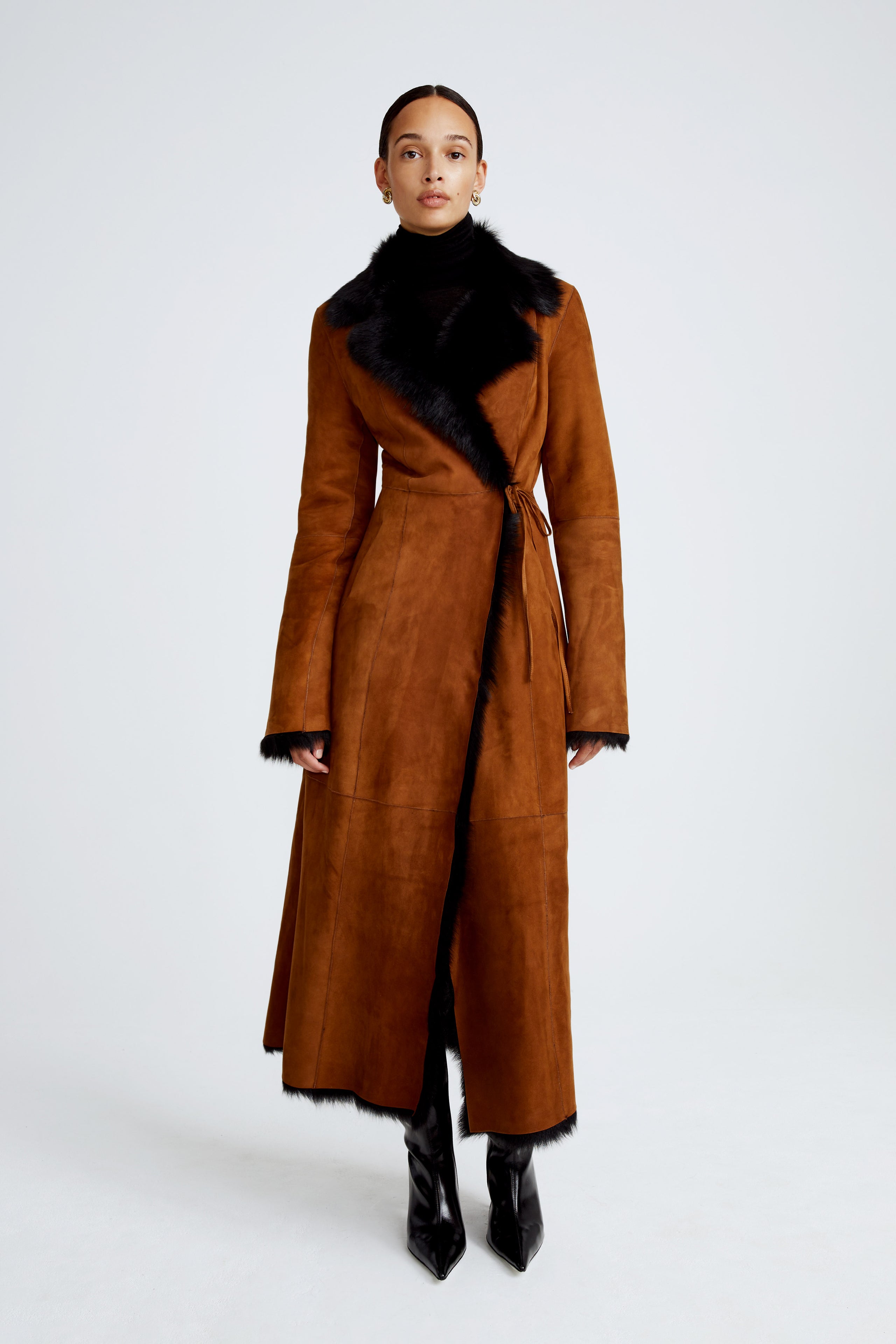 Model is wearing the Joni Cognac Black 90s Glamour Shearling Coat Front